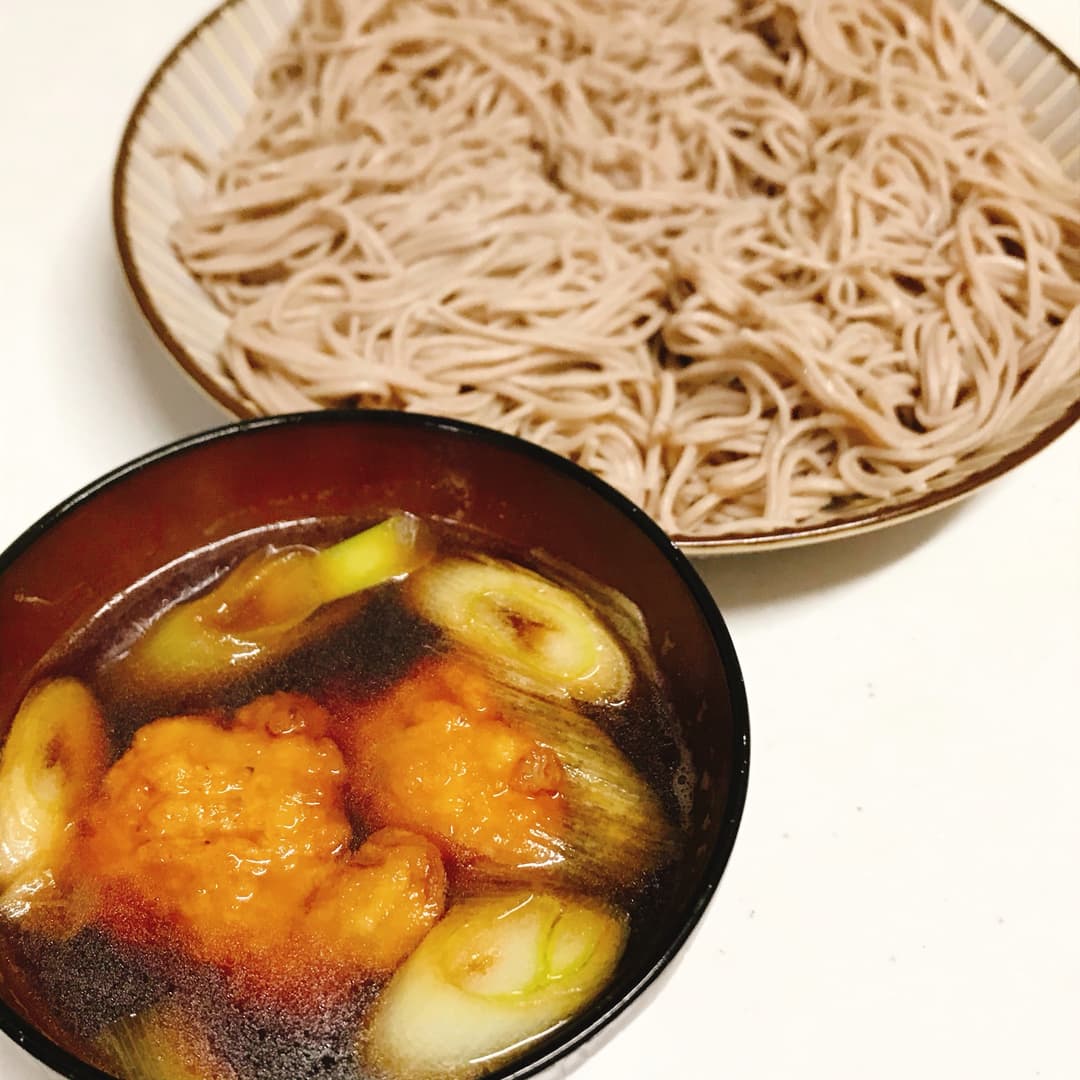 冷やし蕎麦とももからあげの温かいつけ汁の完成写真