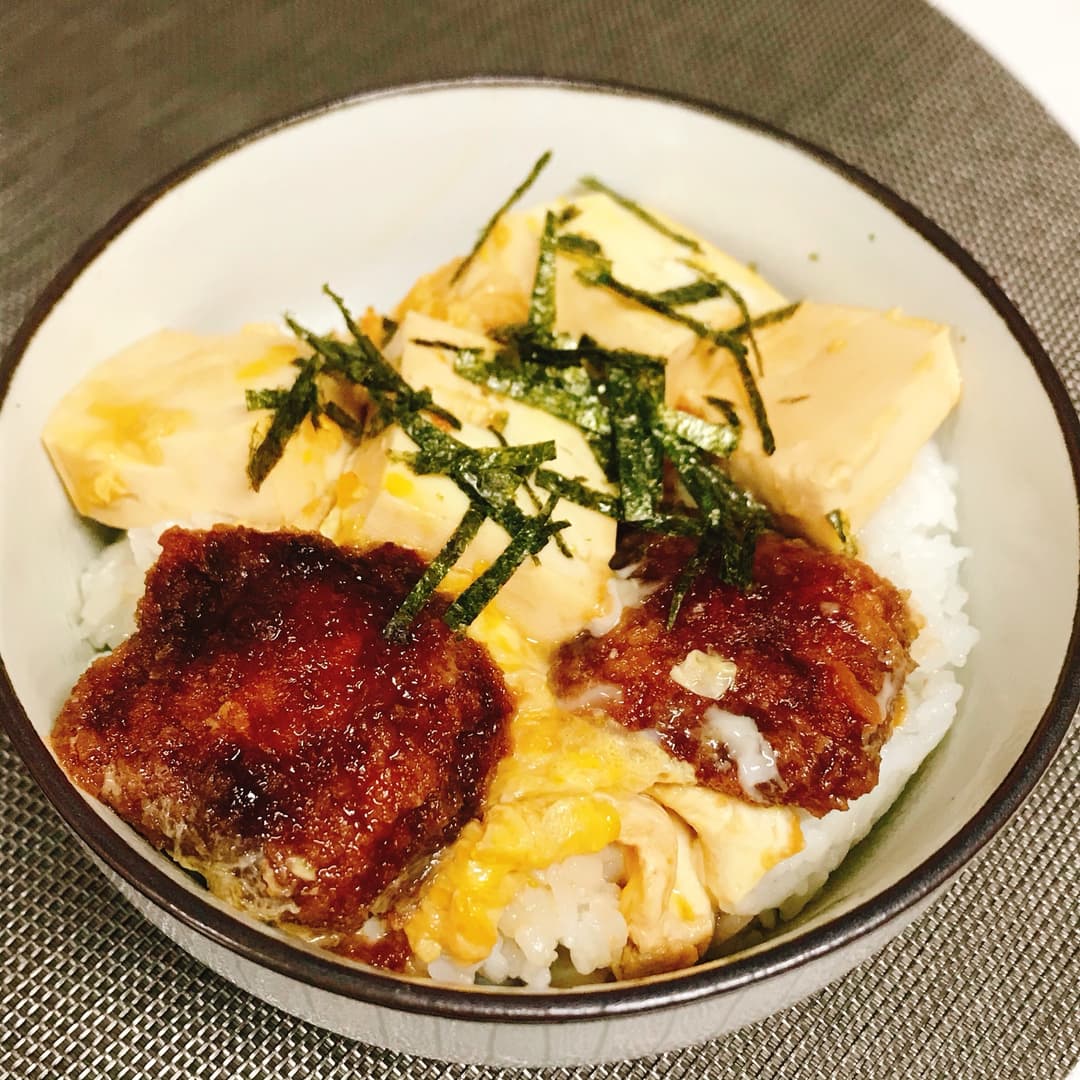 みそカツ豆腐の卵とじ丼の完成写真
