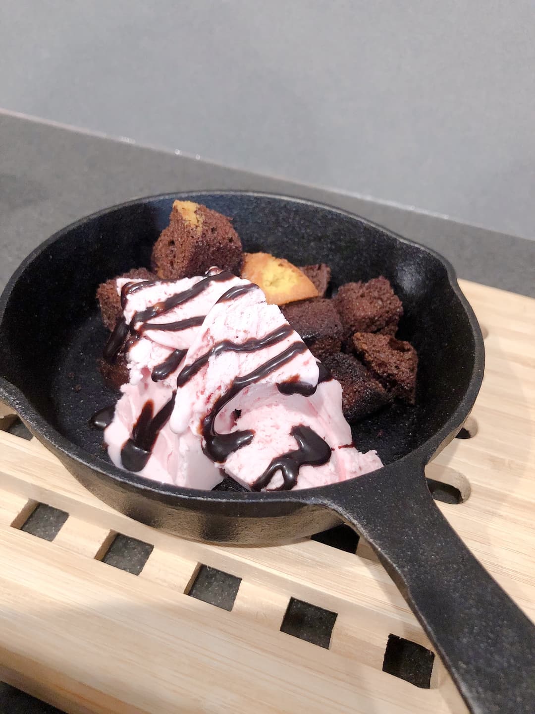 焼きチョコバナナマフィンのストロベリーアイス添えの完成写真