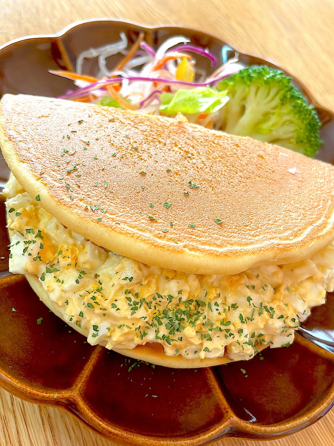 ホットケーキの特大卵サンドの完成写真