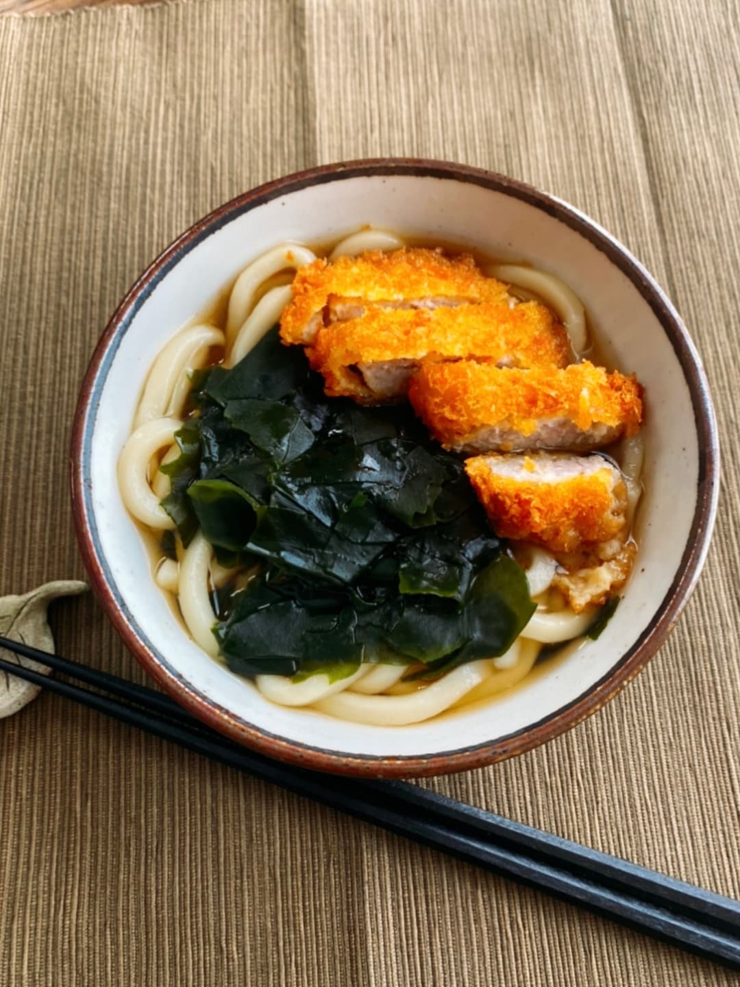 ワカメたっぷりカツうどんの完成写真