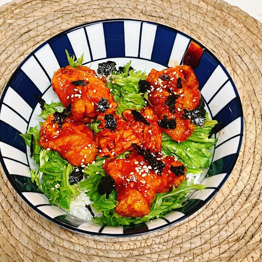 ヤンニョムチキンのサラダ丼の完成写真