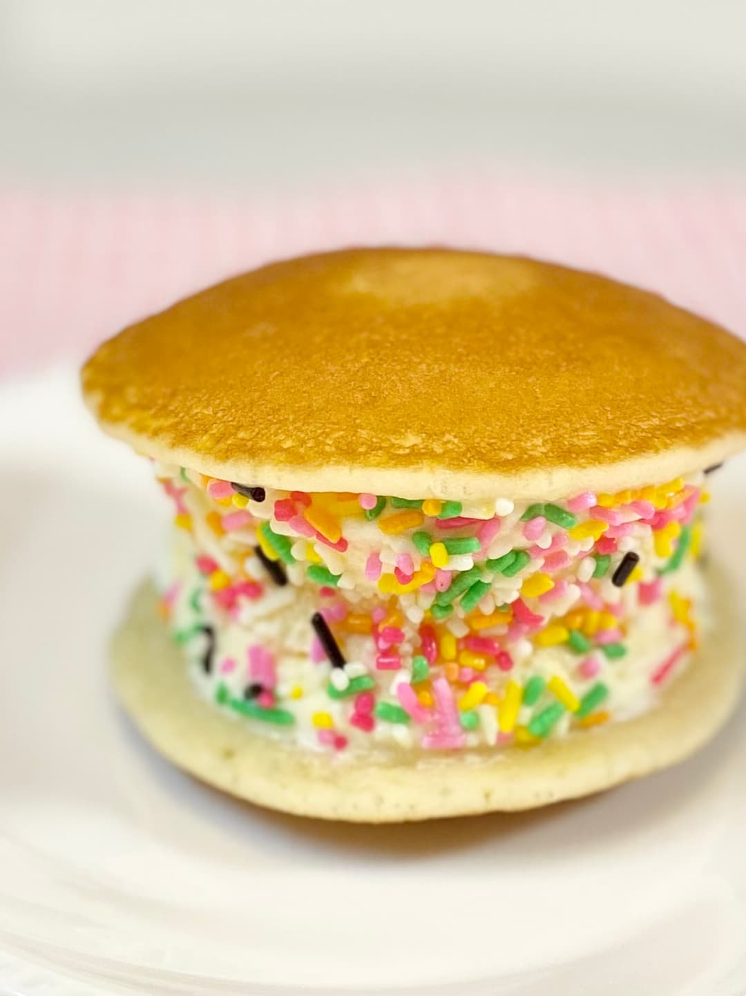 パンケーキのカラフルアイスサンドの完成写真
