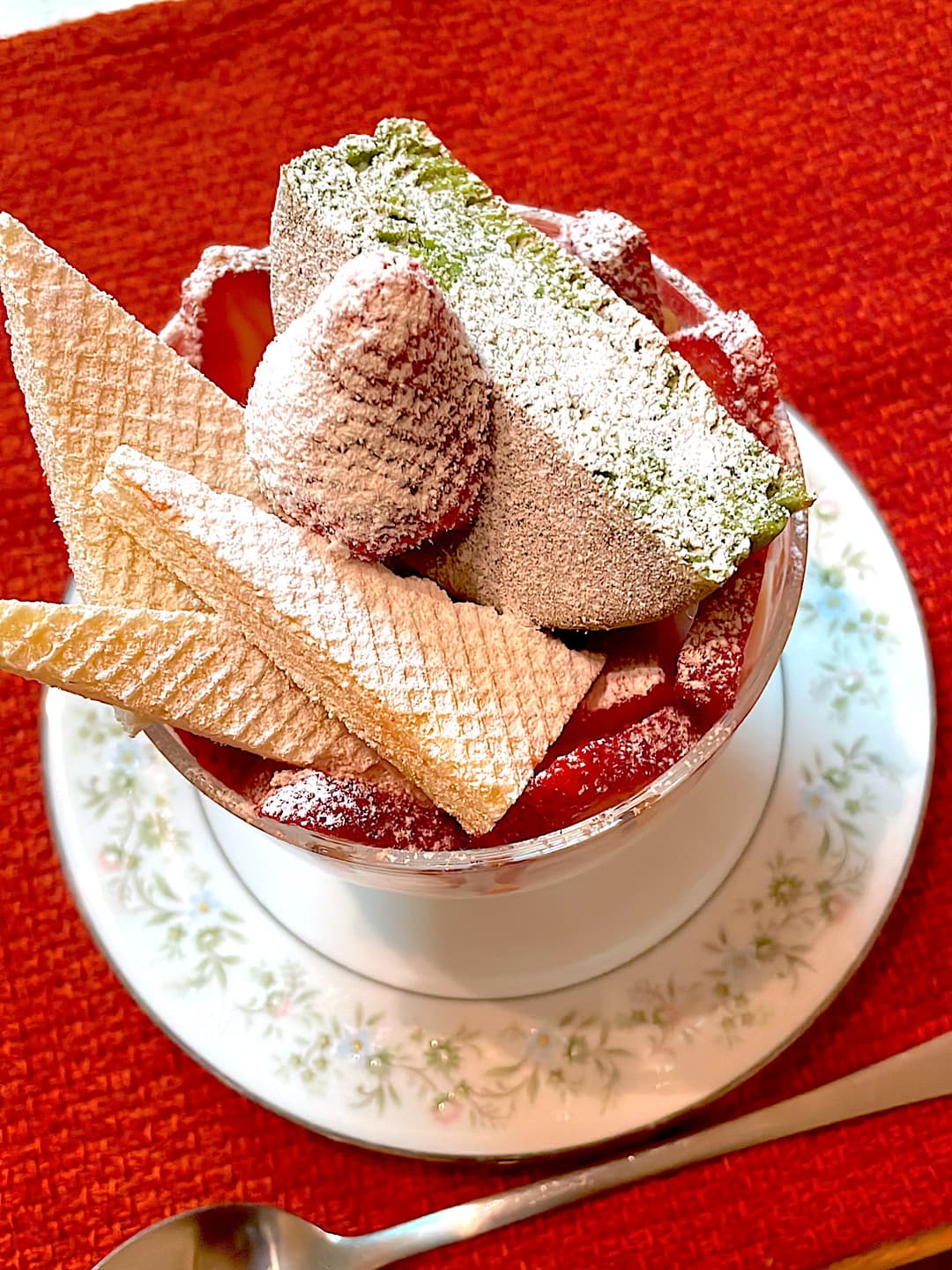 抹茶クリーム今川焼のいちごパフェの完成写真
