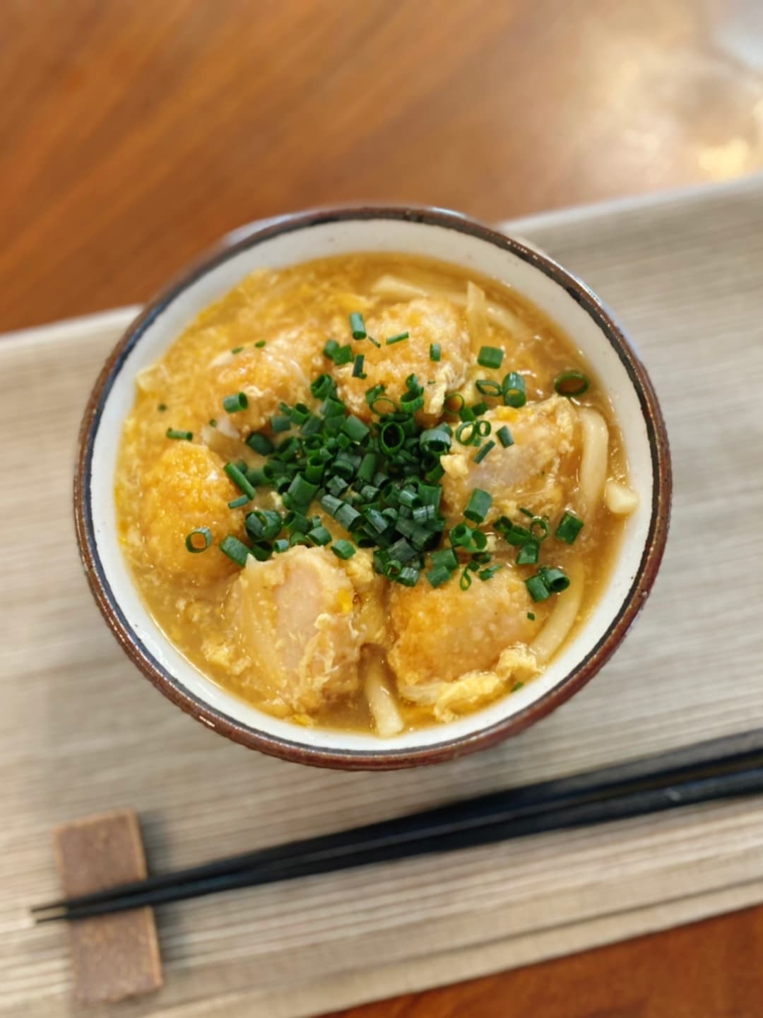 から揚げ卵とじうどんの完成写真