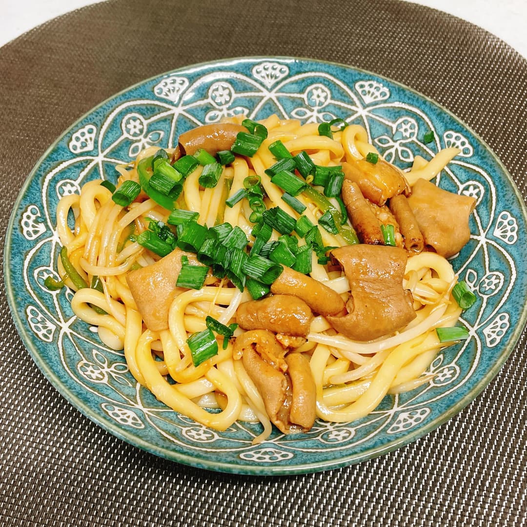 ホルモン甘辛焼うどんの完成写真