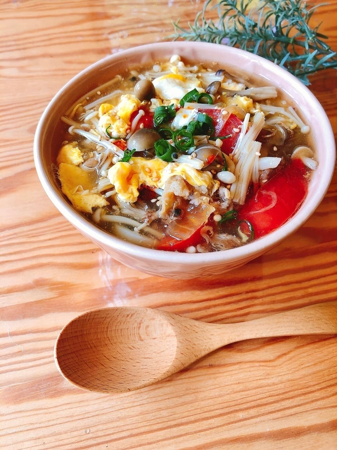 牛肉とトマトの酸辣うどんの完成写真