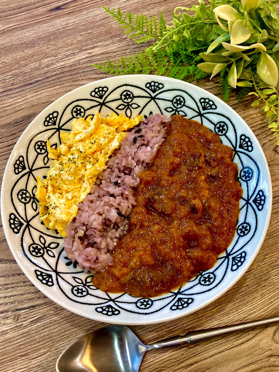 五穀米入り赤飯のダムカレーの完成写真