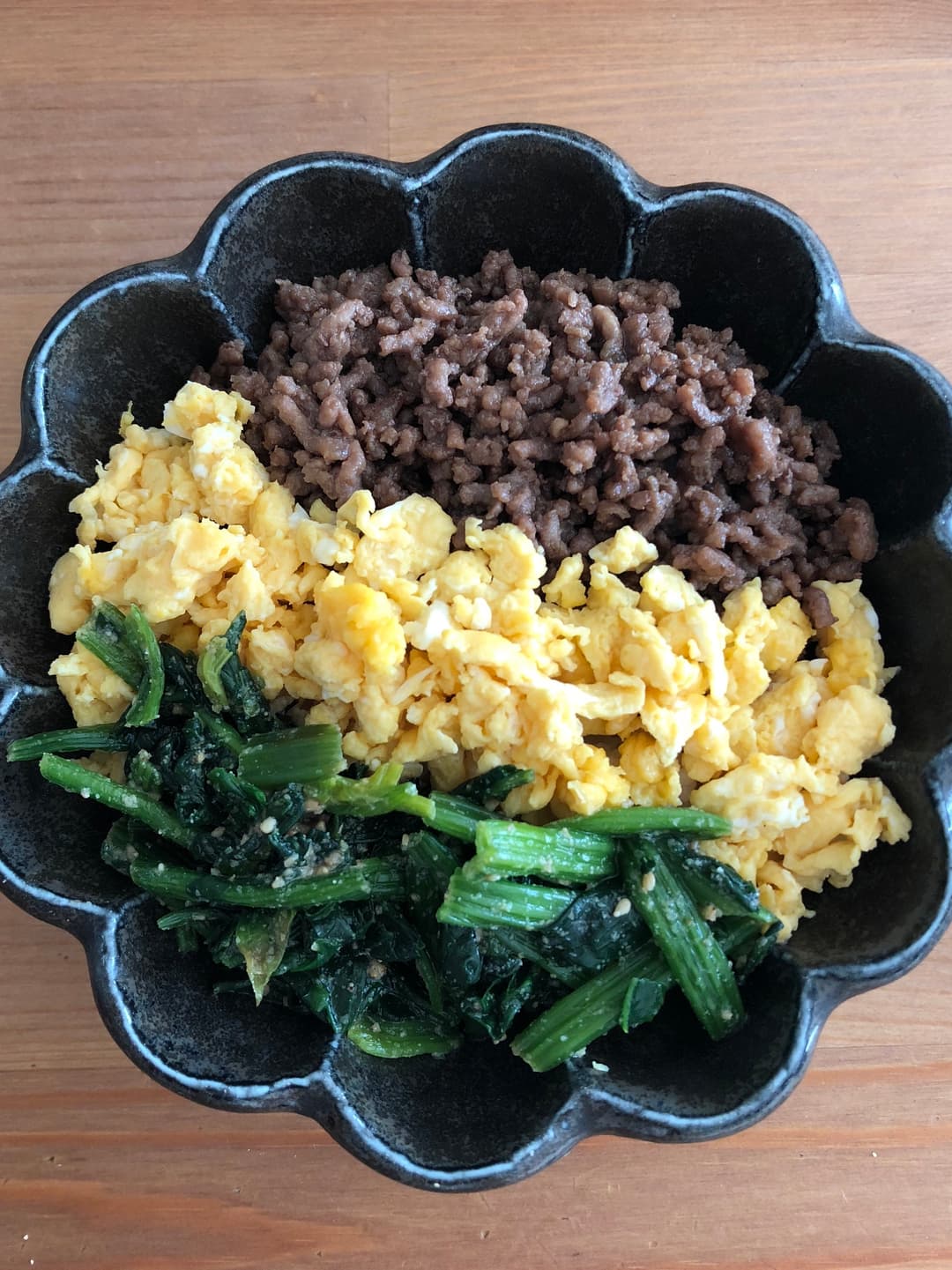 3色そぼろ丼の完成写真