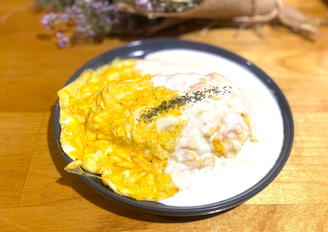 ガーリックライスのクリームオムライスの完成写真