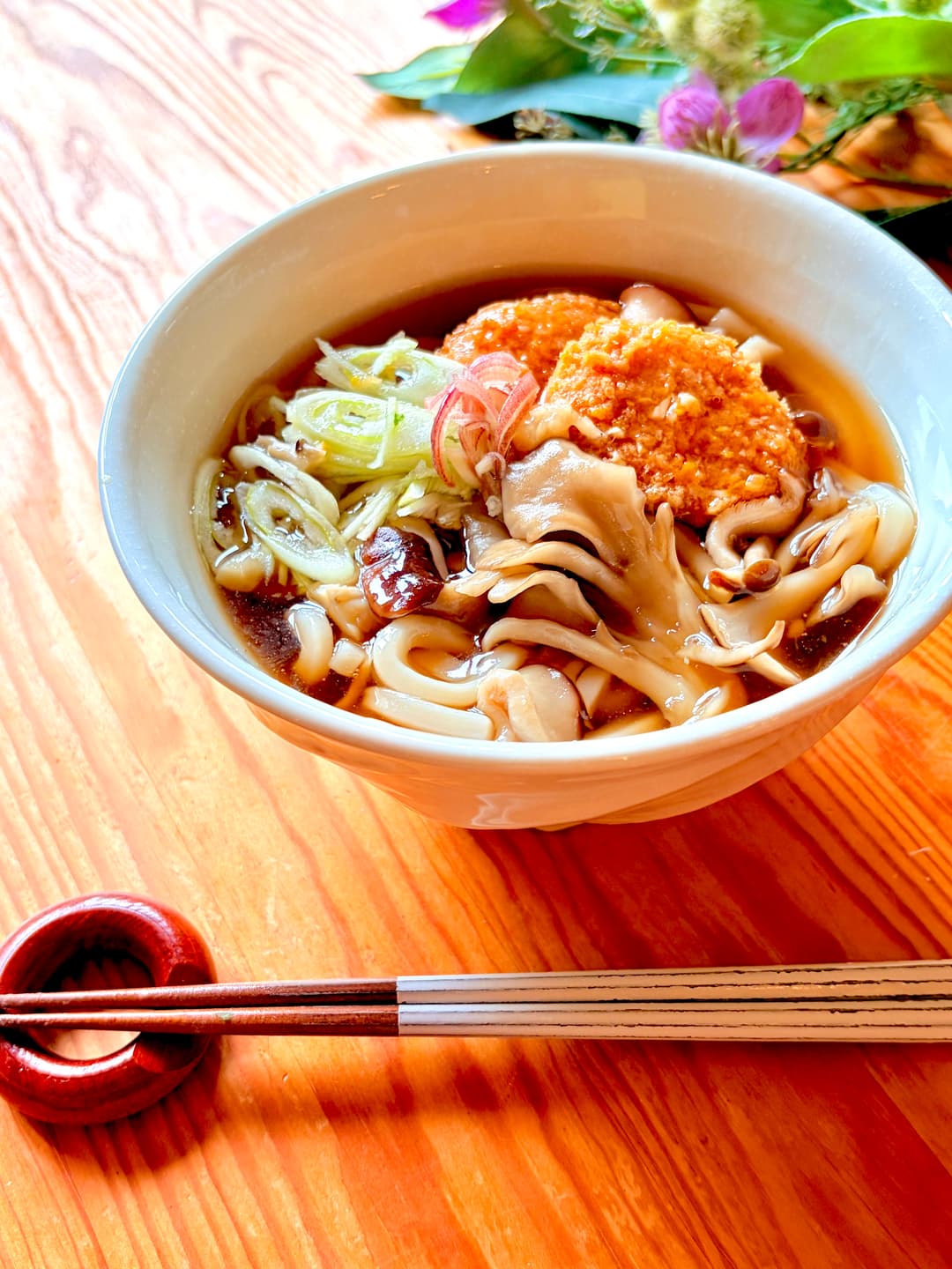 卵とじカツときのこのあんかけうどんの完成写真