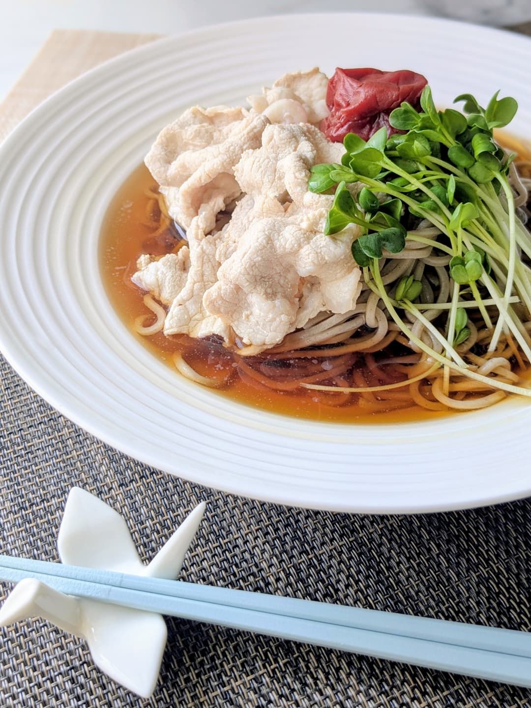 豚しゃぶと梅の冷やしそばの完成写真