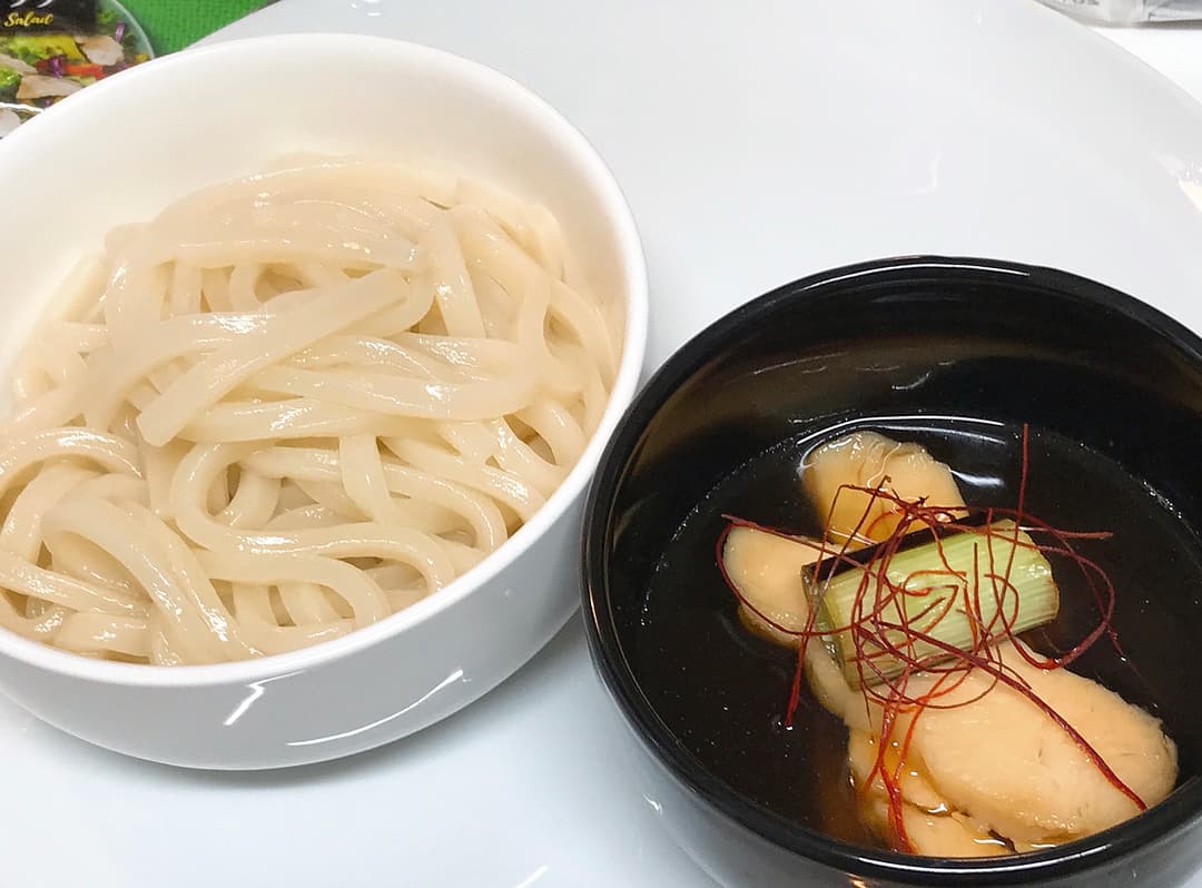 焼きネギが香るかしわ南蛮うどんの完成写真