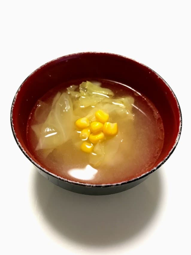 バター香るコーンとキャベツの味噌汁の完成写真