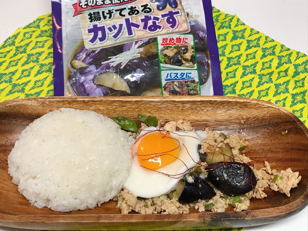 花椒のきいた鶏とナスの炒め物温玉のせの完成写真