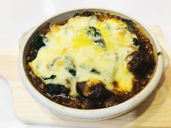 青みが新鮮!ほうれん草ととろ〜りチーズの焼きカレーの完成写真