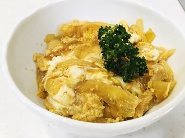 めんつゆで簡単!サラダチキンで作るあっと言う間に親子丼の完成写真