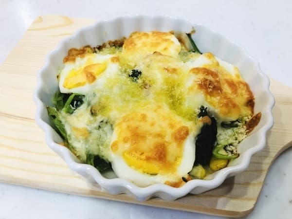 休日の朝食に!ほうれん草ミックスとゆで卵のチーズ焼きの完成写真