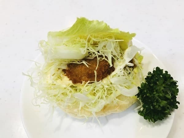 1個でも満足!キャベツたっぷりジューシーメンチカツのロールサンドの完成写真