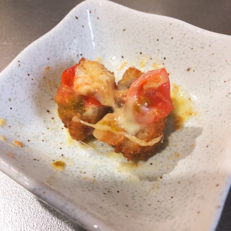 メンチカツとプチトマトのチーズ焼きの完成写真