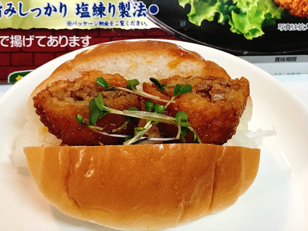 タレ漬けメンチカツサンドの完成写真