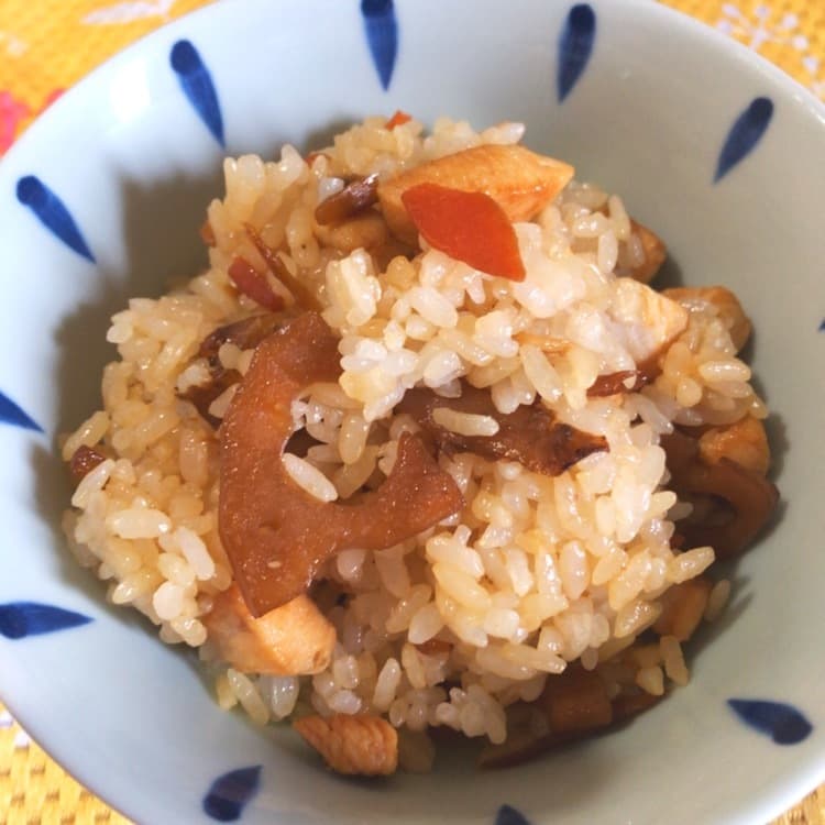 五目きんぴらと鶏の炊き込み風の完成写真