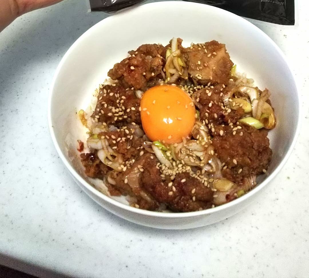 卵のせピリ辛からあげ丼の完成写真