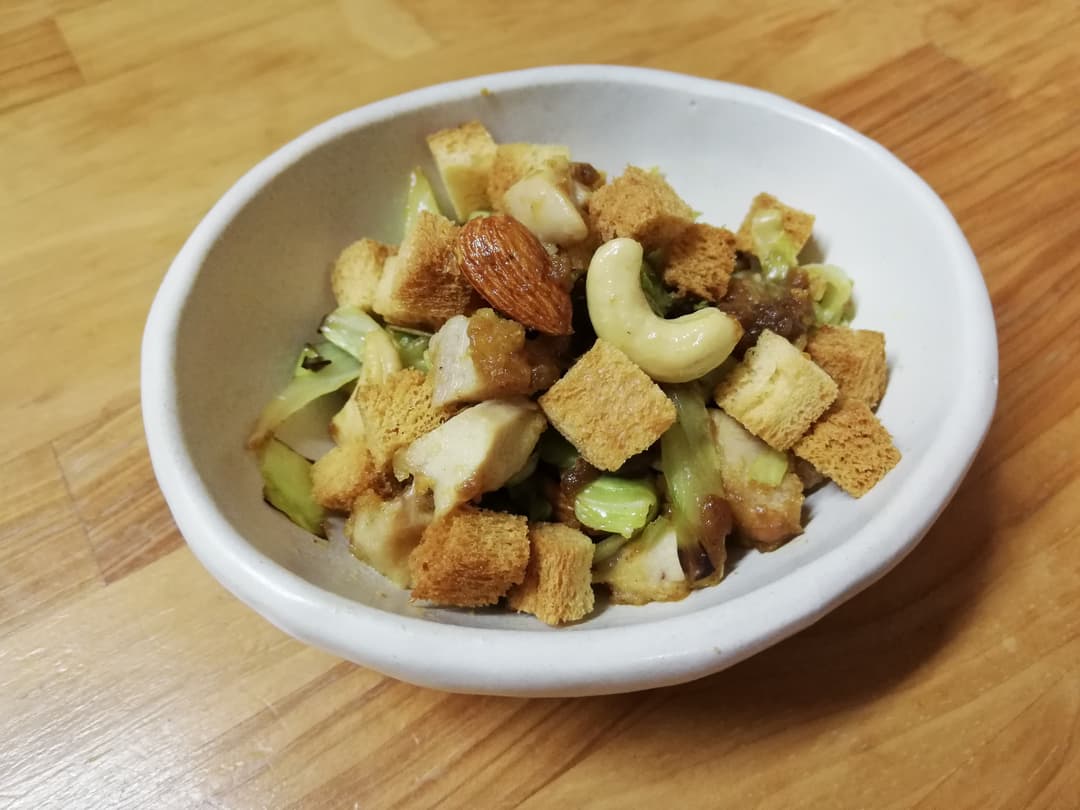 クルトンとキャベツチキンのカレー炒めの完成写真