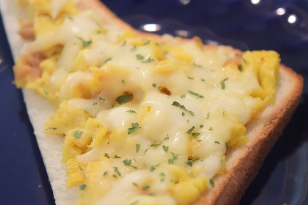 オムレツをのせたチーズ食パン★の完成写真
