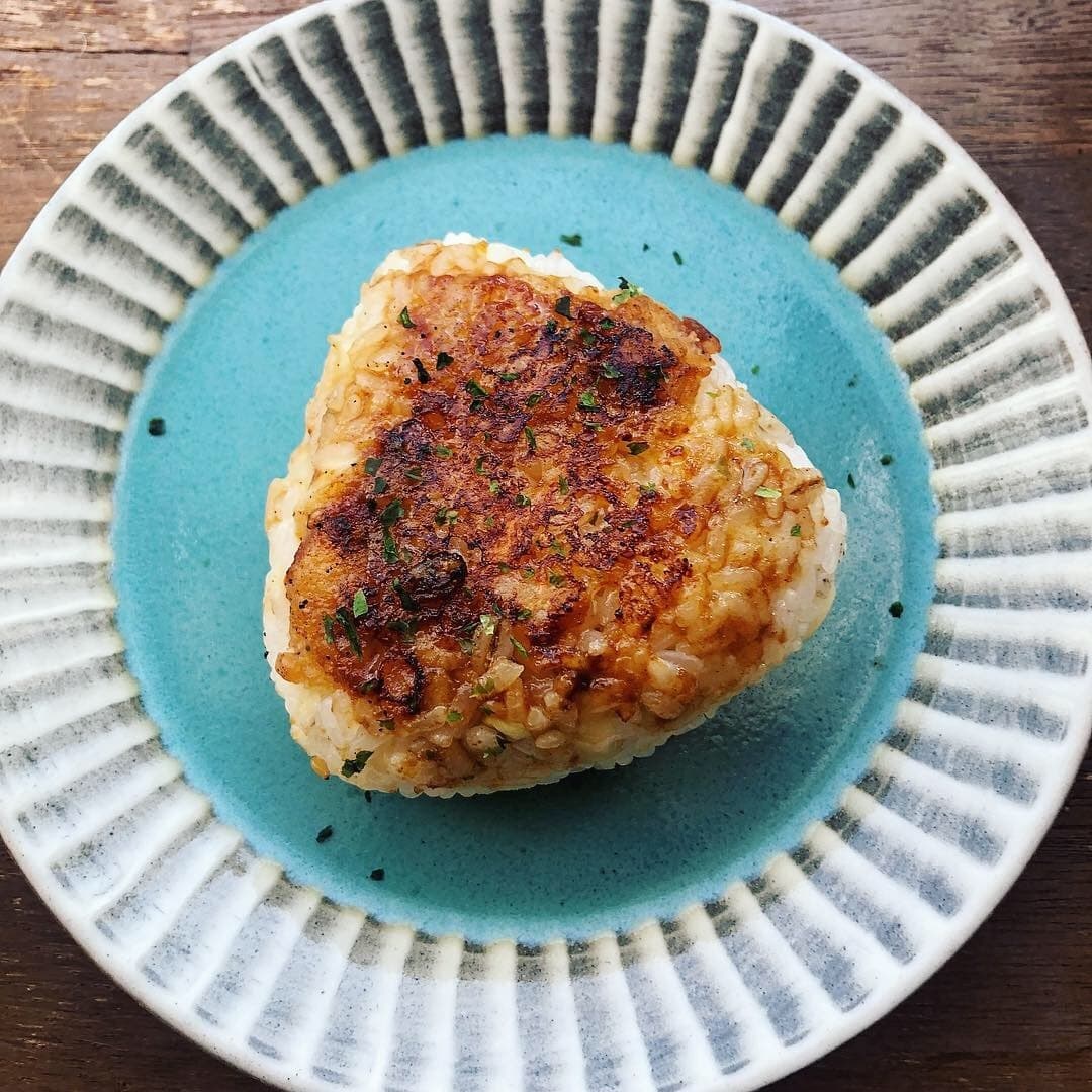 チキチキボーン味のフライドチキンで焼きおにぎり☆の完成写真
