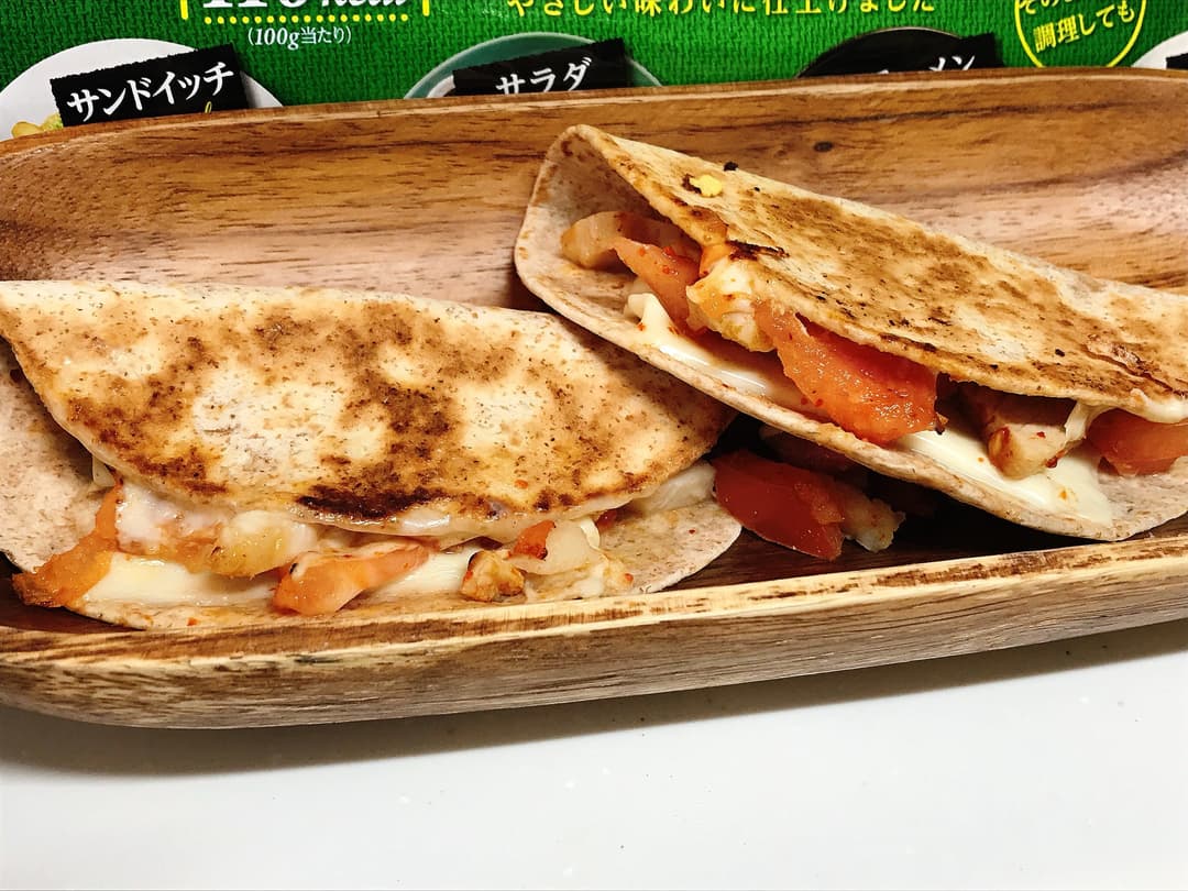 チキンとトマトのケサディアの完成写真