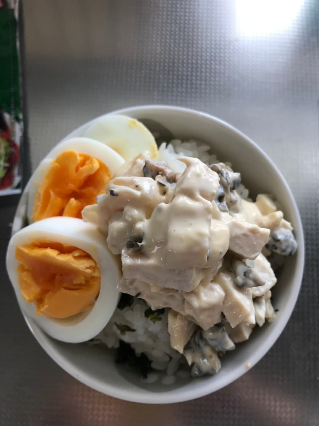 チキンのマヨ玉丼の完成写真