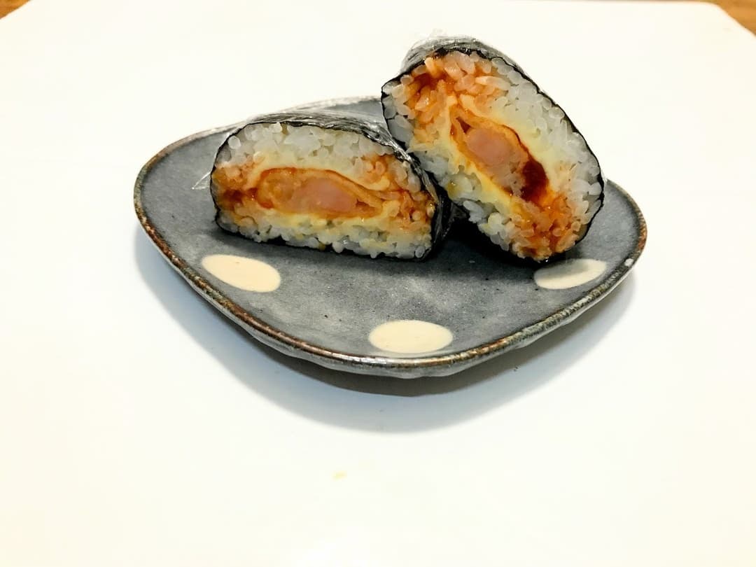 エビチリおにぎらずの完成写真