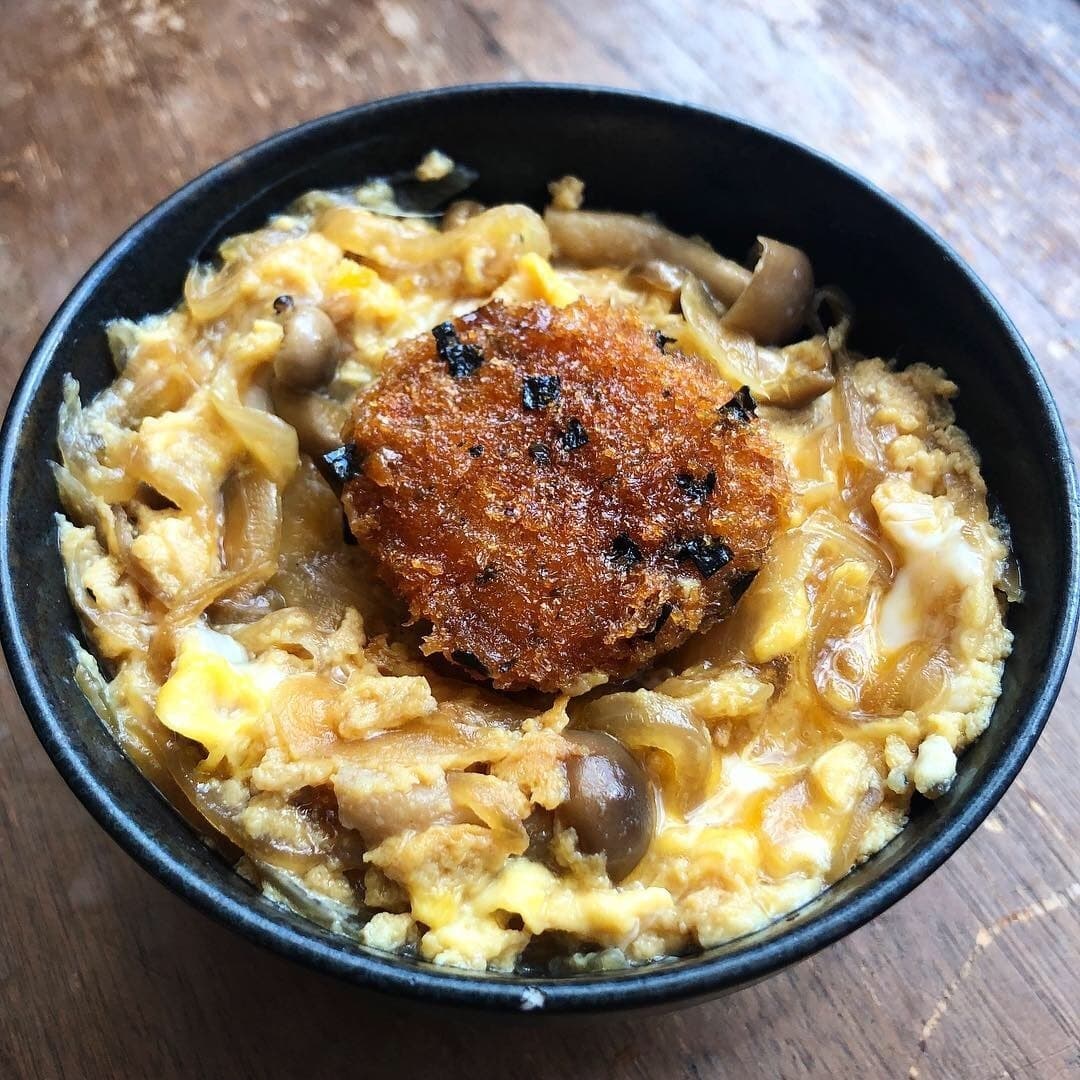 ほたて風味揚げ玉子丼の完成写真