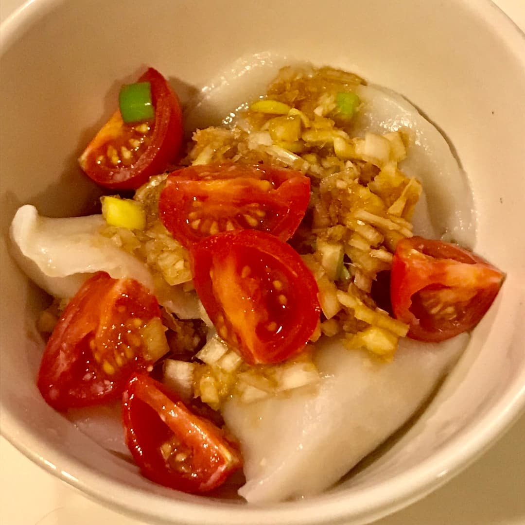 トマト油淋ソースで食べる水餃子の完成写真
