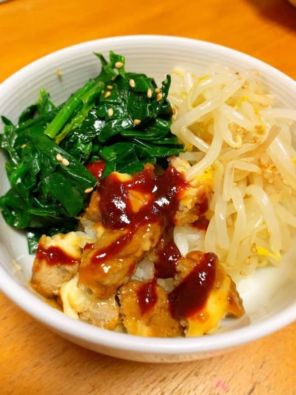 牛カルビでビビンバ丼の完成写真
