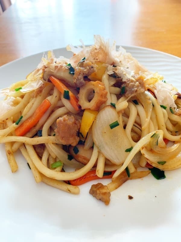 牛カルビ焼うどんの完成写真