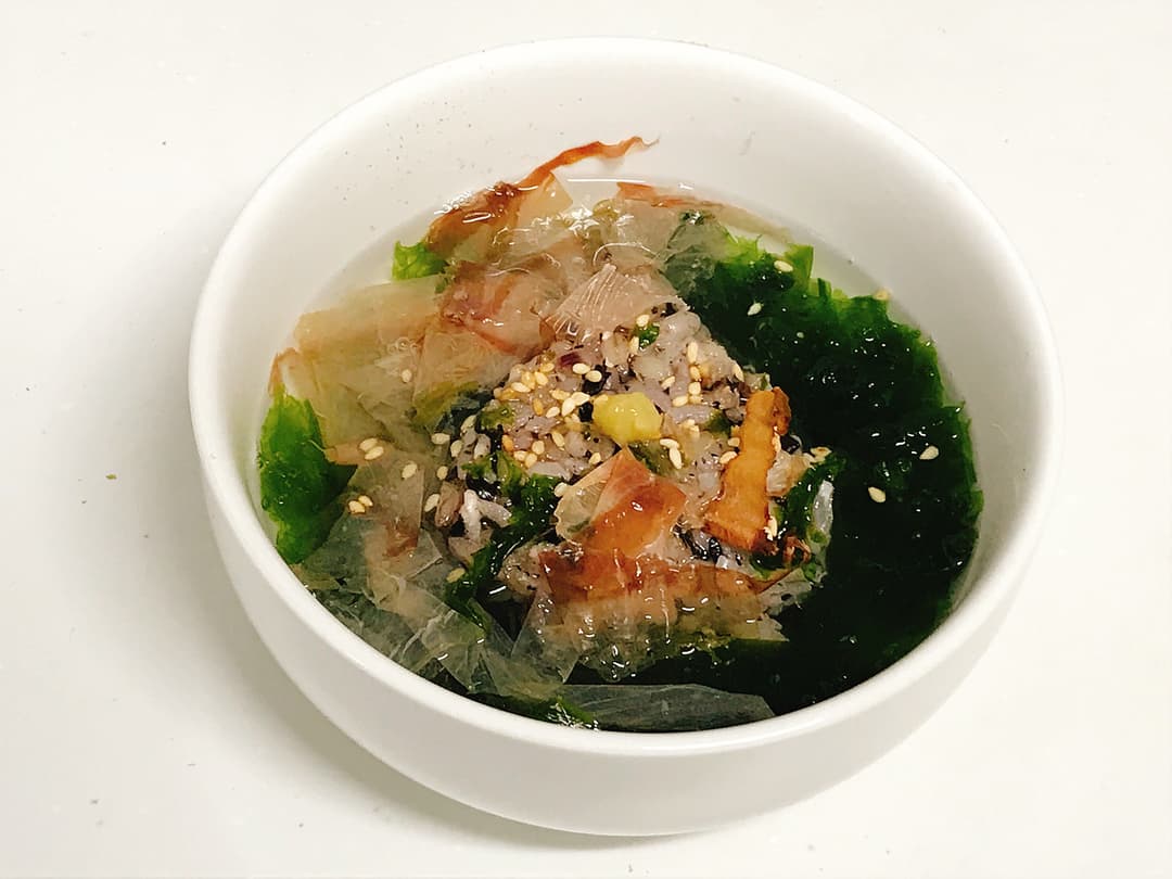 梅ひじきとあおさのワサビ茶漬けの完成写真