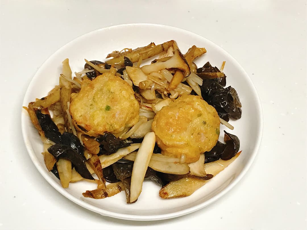 豚からとキノコのバター醤油炒めの完成写真