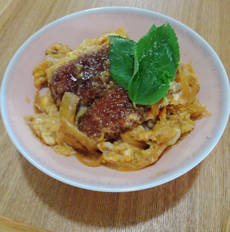 えび&マヨソースカツの卵とじ丼の完成写真