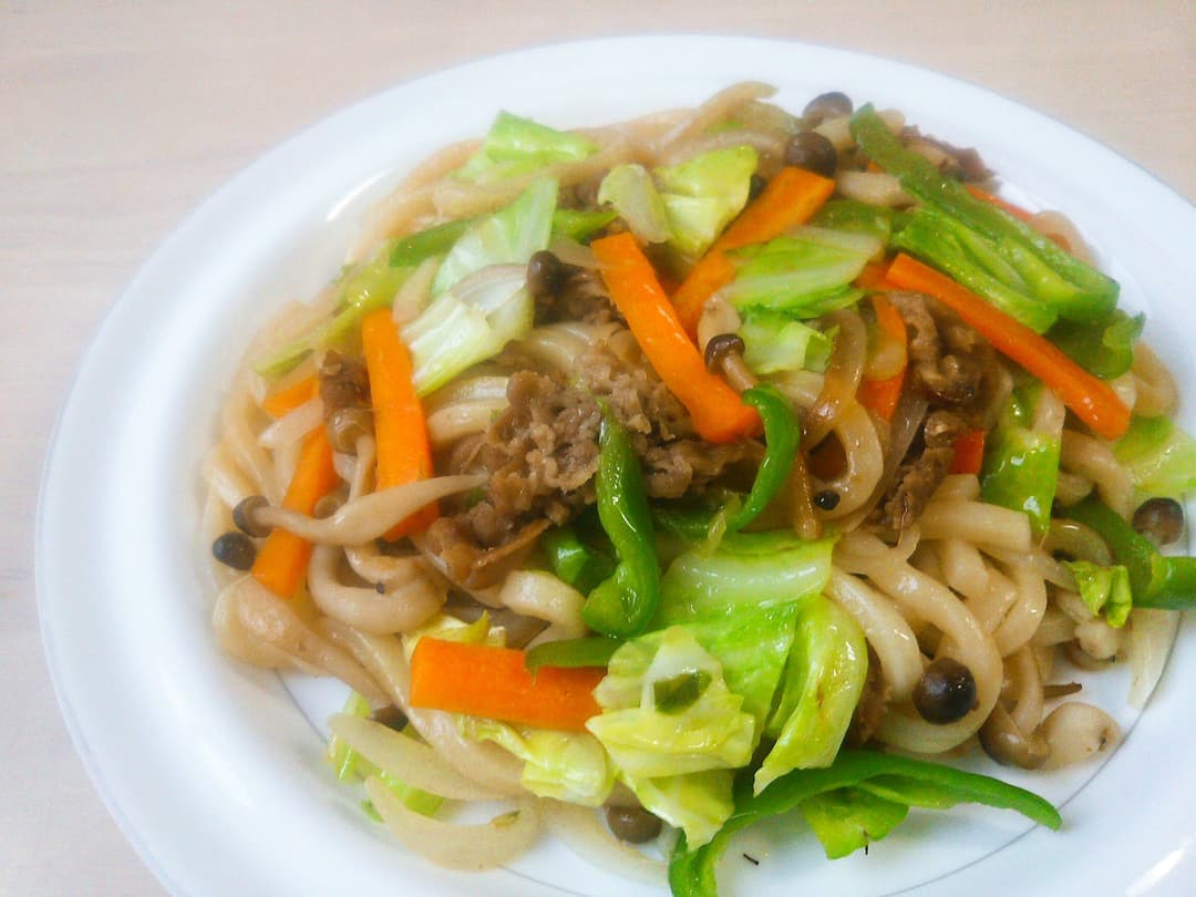 讃岐麺一番肉ぶっかけうどん大盛りで焼きうどんの完成写真