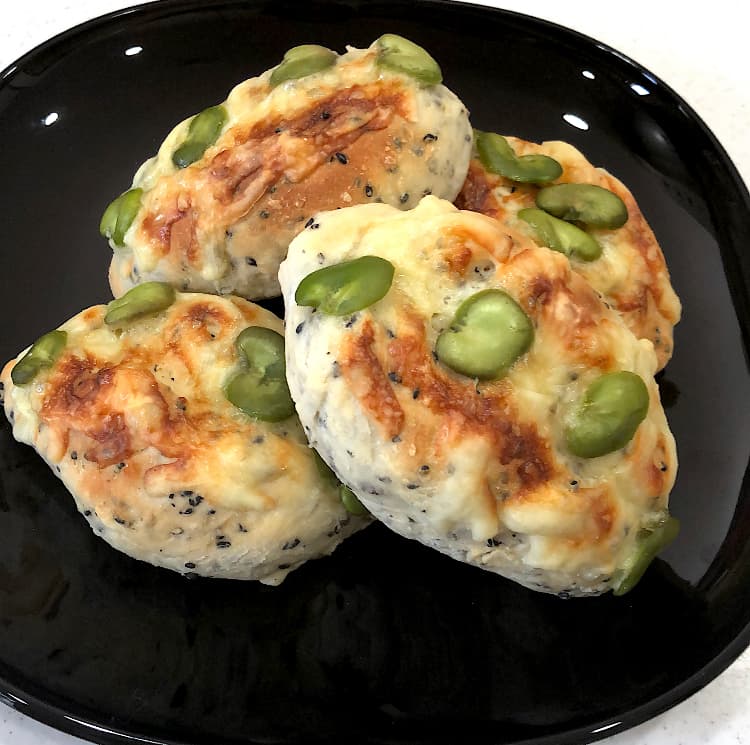 そら豆と黒ごまのこんがりチーズパンの完成写真