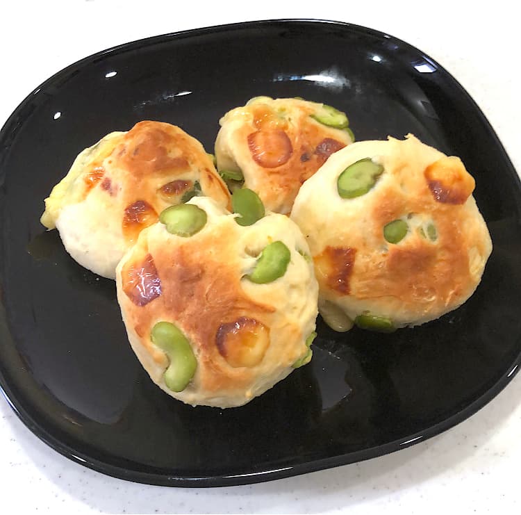 そら豆とチーズのふんわりパンの完成写真