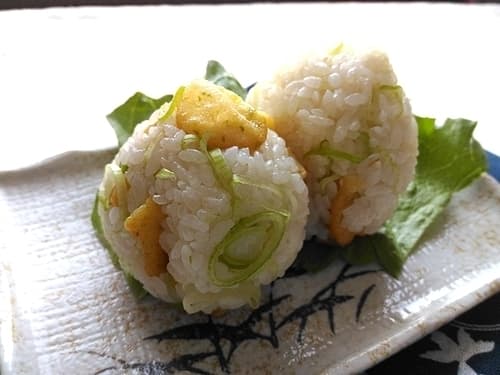 鶏むね肉の磯辺揚げとネギのおむすびの完成写真