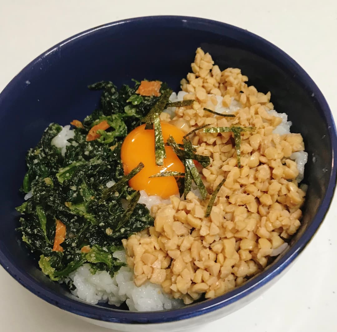 ほうれん草ごまあえ納豆丼の完成写真