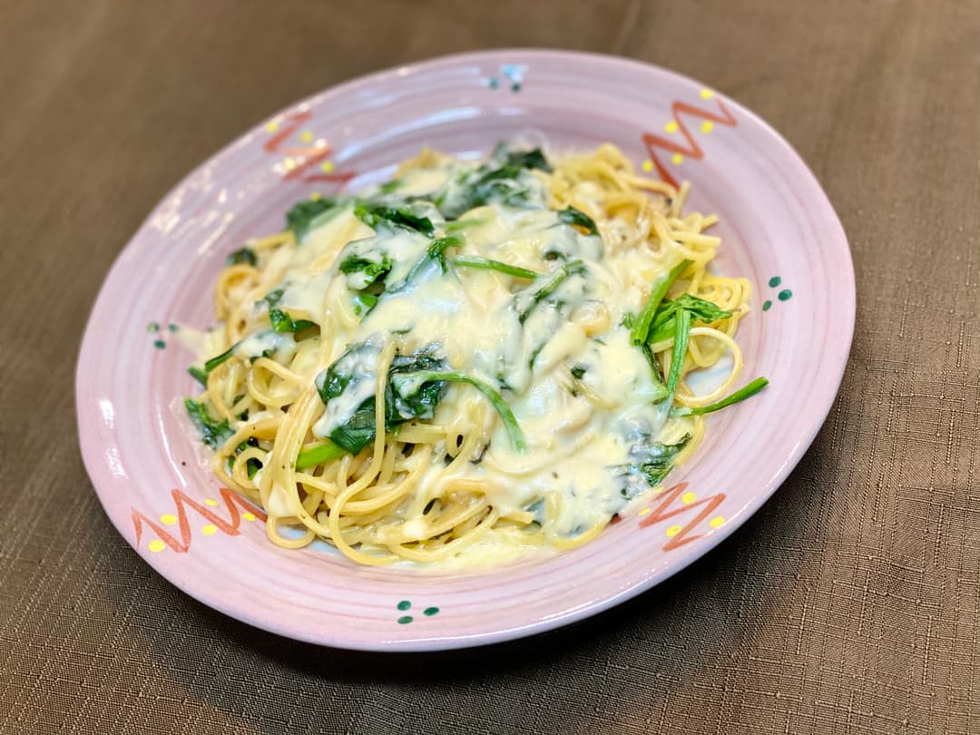 ほうれん草とチーズたっぷりバター醤油パスタの完成写真