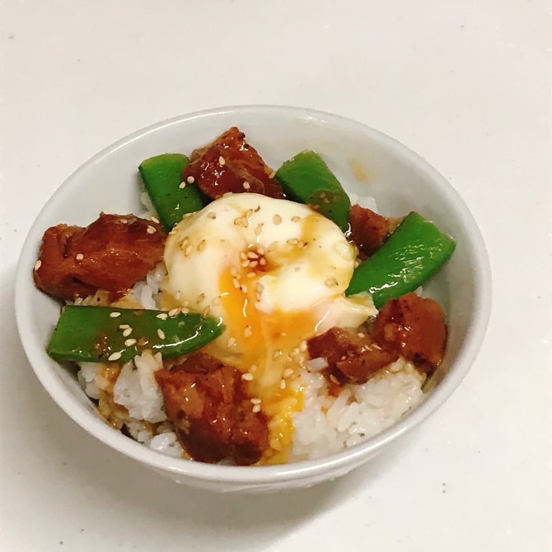 夜食におすすめ★焼き鳥スナップえんどう丼の完成写真