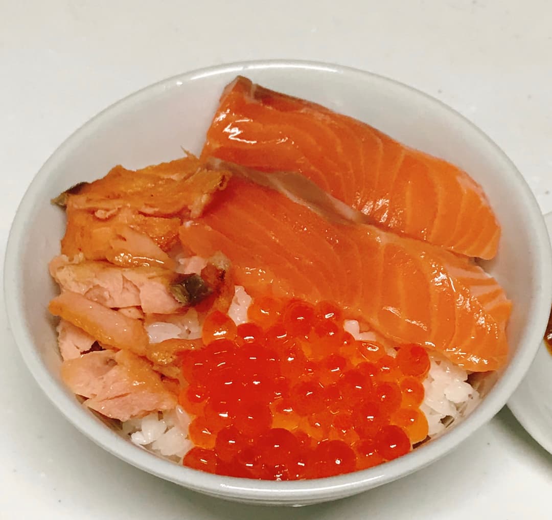 鮭といくらの親子丼の完成写真