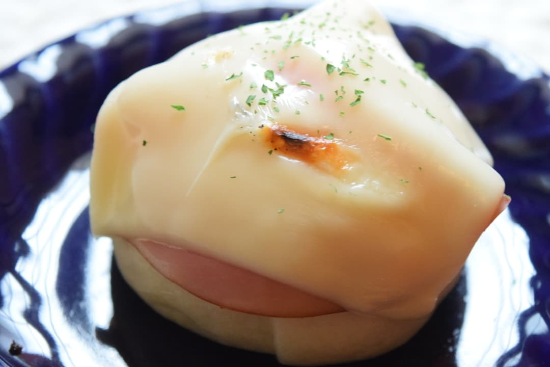 ハムチーズの粗びき豚まんの完成写真