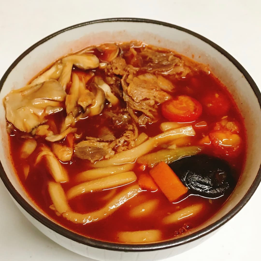トマト牛すき鍋うどんの完成写真